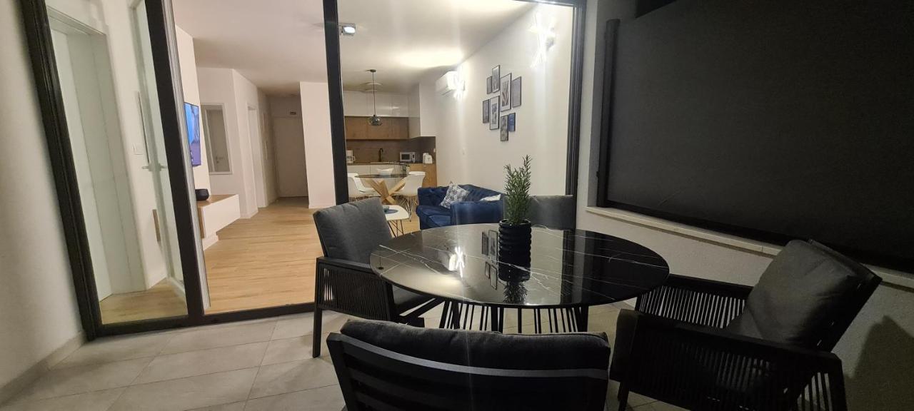 Apartman Marcelina 1 With Private Pool Трогир Екстериор снимка