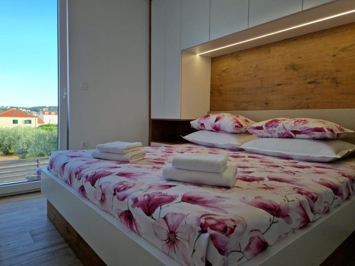 Apartman Marcelina 1 With Private Pool Трогир Екстериор снимка