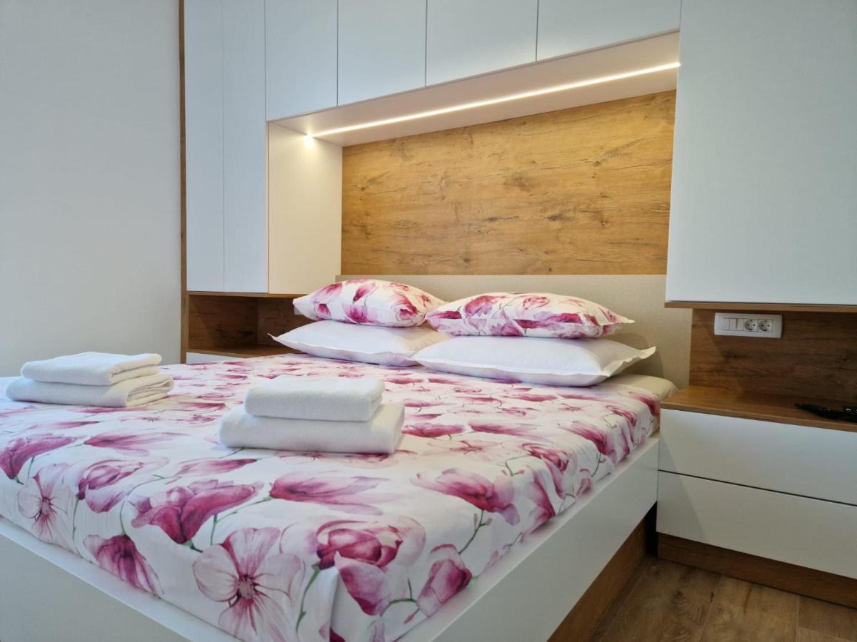 Apartman Marcelina 1 With Private Pool Трогир Екстериор снимка